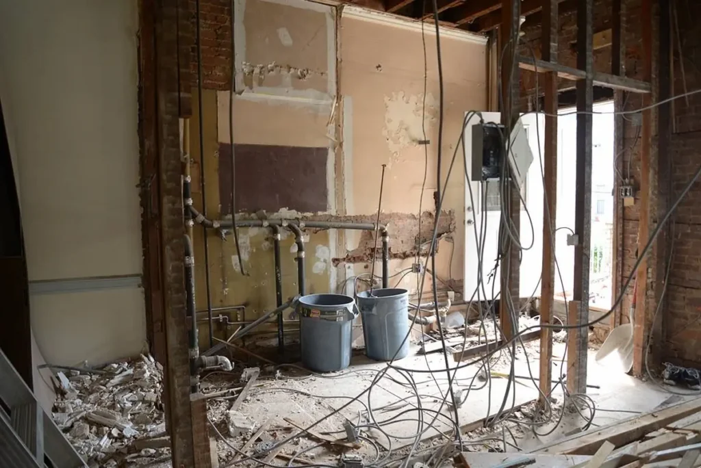 Etape decopertare și demolare pereți apartament București, pregătire șantier pentru instalații noi - RenovariLux