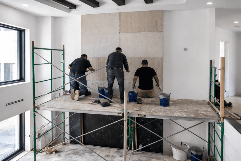 Muncitori pe schela in timpul unei operatiuni de renovare